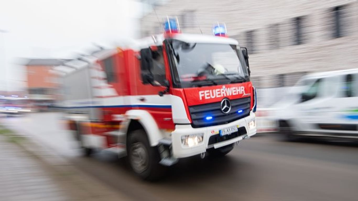 Ein Fahrzeug der Feuerwehr fährt durch die Innenstadt (Symbolbild): Fünf Menschen konnten in Berlin von der Feuerwehr gerettet werden.