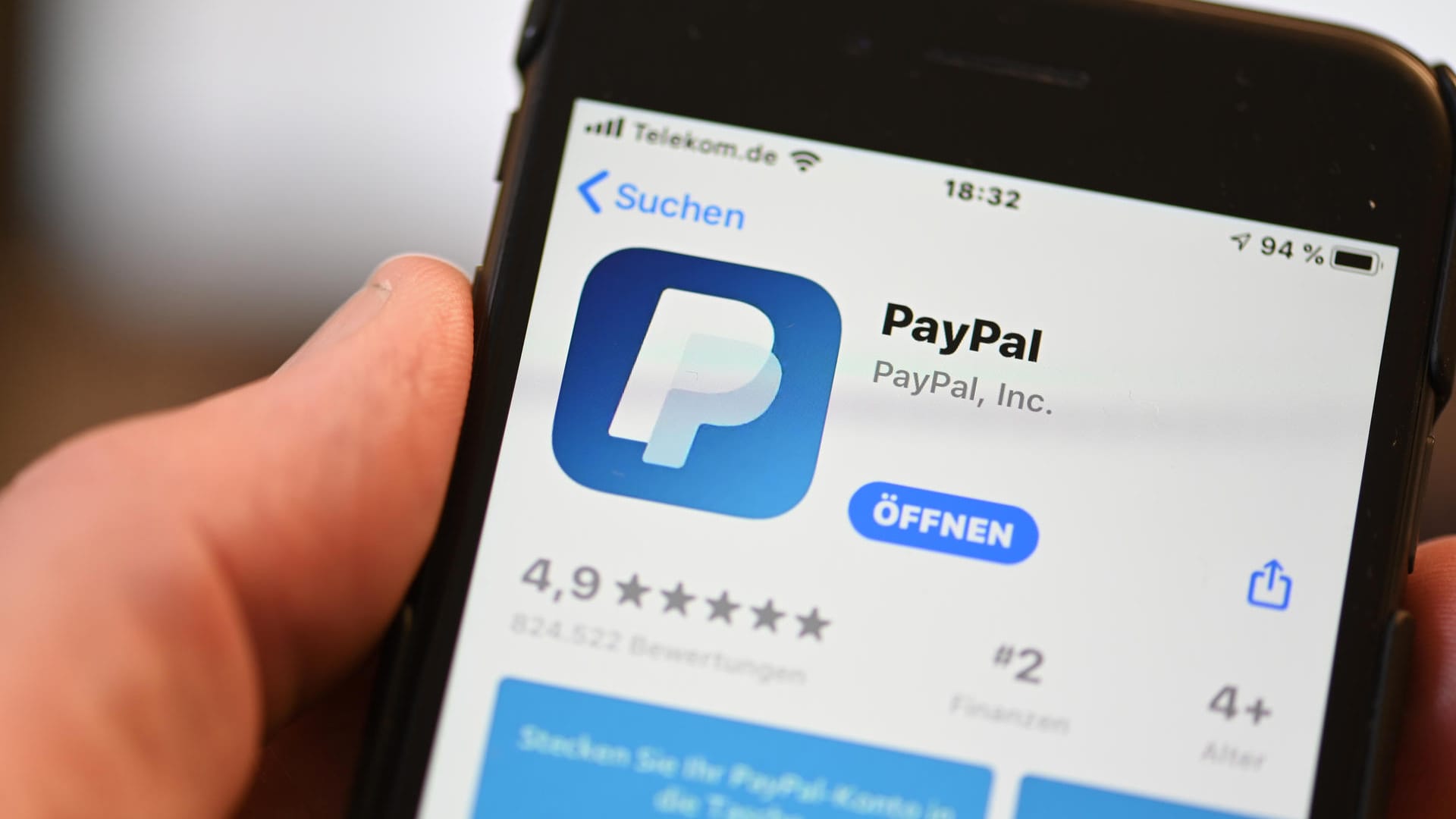 PayPal-App auf einem Smartphone (Symbolbild): Der Zahlungsdienstleister bietet bald auch den Handel mit Bitcoins an.