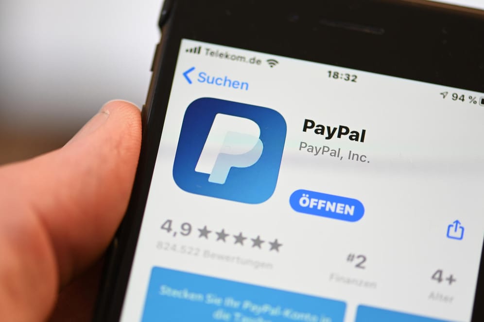 PayPal-App auf einem Smartphone (Symbolbild): Der Zahlungsdienstleister bietet bald auch den Handel mit Bitcoins an.