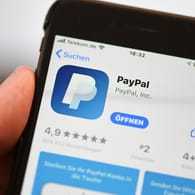 PayPal-App auf einem Smartphone (Symbolbild): Der Zahlungsdienstleister bietet bald auch den Handel mit Bitcoins an.