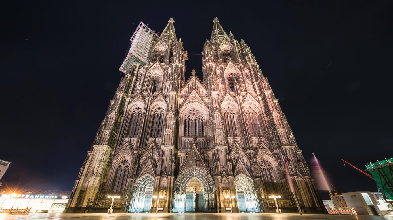 Der Kölner Dom bei Nacht (Archivbild): Kardinal Woelki steht wegen eines nicht veröffentlichten Gutachtens in der Kritik.