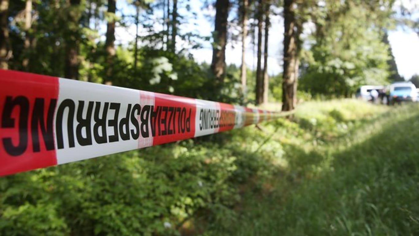 Ein Absperrband der Polizei umzäunt ein Waldstück an einer Verbindungsstraße zwischen Rodacherbrunn in Thüringen und Nordhalben in Bayern.
