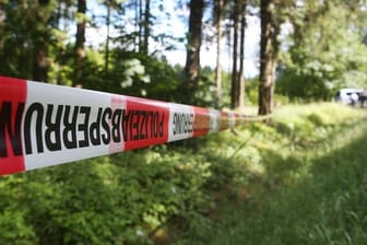 Ein Absperrband der Polizei umzäunt ein Waldstück an einer Verbindungsstraße zwischen Rodacherbrunn in Thüringen und Nordhalben in Bayern.