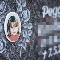 Bayern, Nordhalben: Ein Gedenkstein mit dem Porträt des Mädchens Peggy auf dem Friedhof. Die Ermittlungen wurden eingestellt.