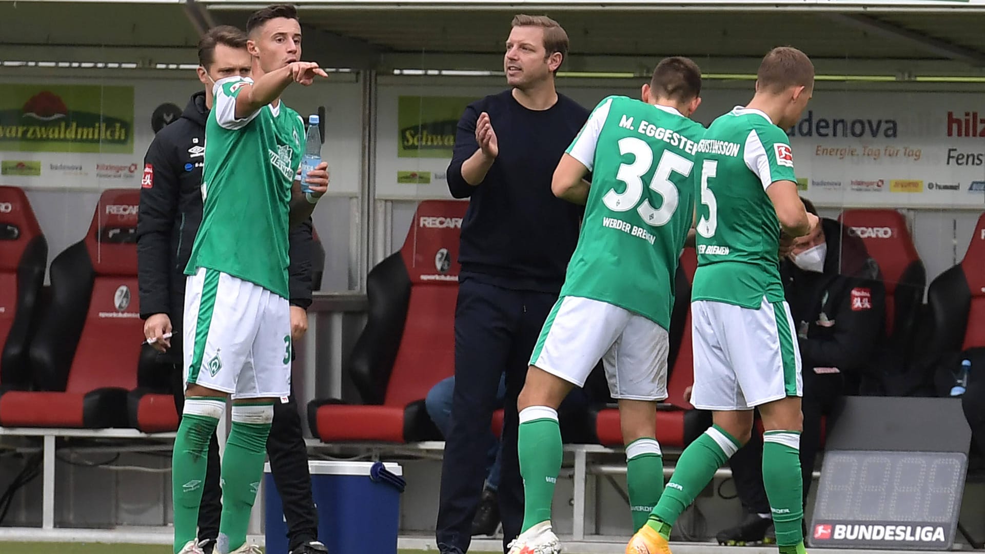 Werder Bremen: Ein Spieler der Mannschaft von Trainer Kohfeldt (M.) ist mit dem Coronavirus infiziert (Symbolbild).