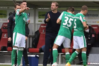 Werder Bremen: Ein Spieler der Mannschaft von Trainer Kohfeldt (M.) ist mit dem Coronavirus infiziert (Symbolbild).