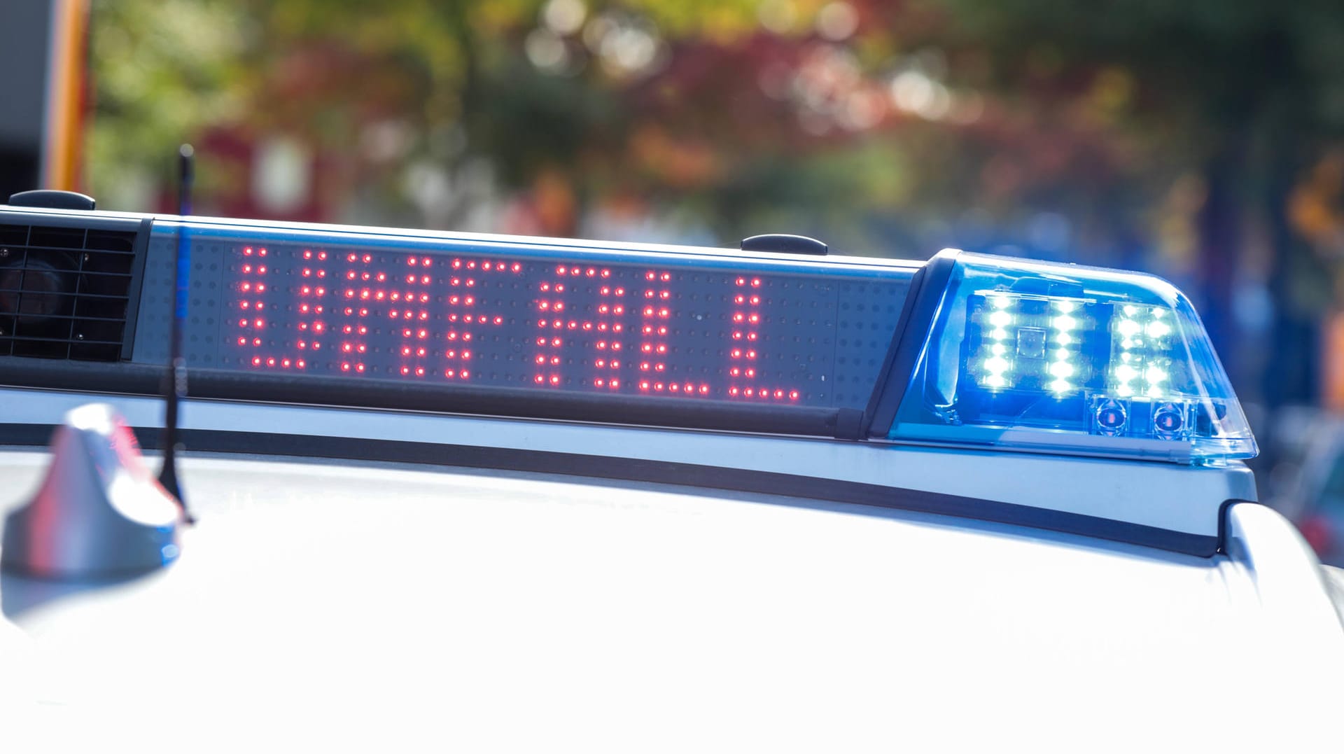 Auf dem Dach eines Polizeiwagens leuchtet das Wort "Unfall" (Symbolbild): In Berlin ist es zu einem schweren Unfall in Steglitz gekommen. Auf dem Dach eines Polizeiwagens leuchtet das Wort "Unfall" (Symbolbild): In Berlin ist es zu einem schweren Unfall in Steglitz gekommen.