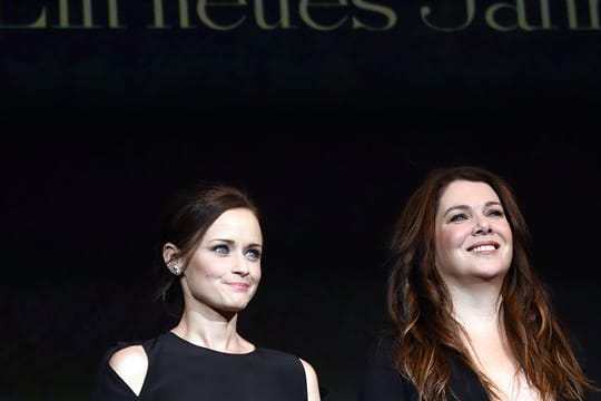 Die US-amerikanischen Schauspielerinnen Alexis Bledel (l) und Lauren Graham sind die Stars der "Gilmore Girls".