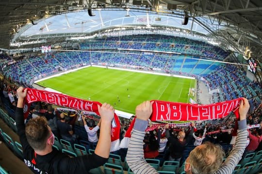 Beim Spiel zwischen RB Leipzig und Hertha BSC dürfen nur 999 Zuschauer ins Stadion.