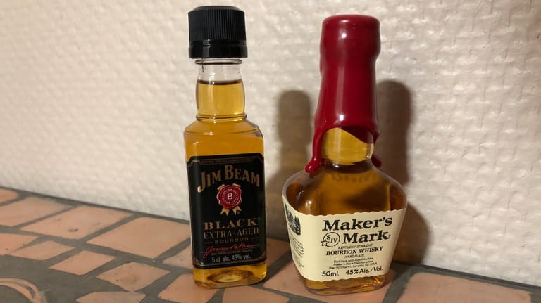 Irish Whiskey im Kalender: der Jim Beam Black und der Maker's Mark Bourbon Whiskey.
