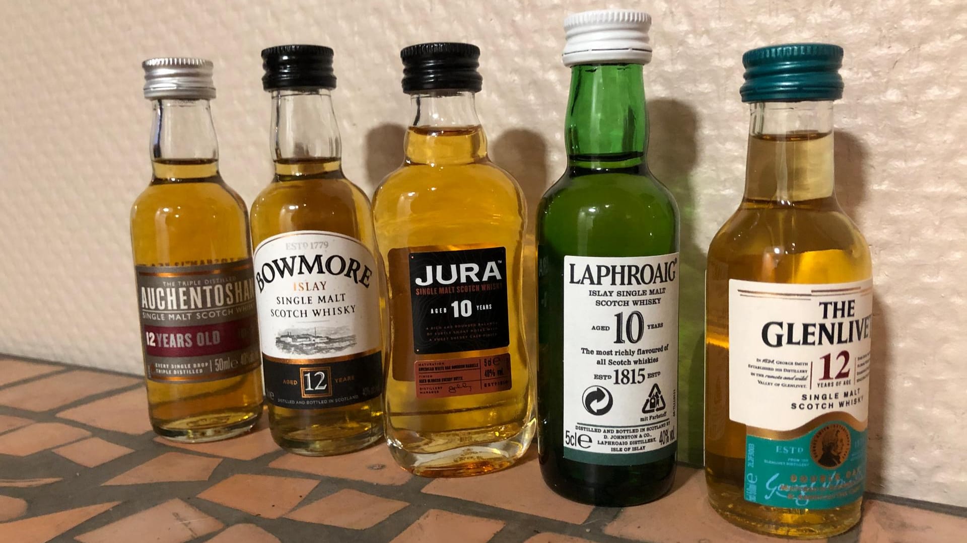 Von links nach rechts: Auchentoshan 12 Jahre Single Malt Scotch Whisky, Bowmore 12 Jahre Single Malt Scotch Whisky, JURA Single Malt 10 Jahre Scotch Whisky, Laphroaig 10 Jahre Single Malt Scotch Whisky und The Glenlivet 12 year old Single Malt Scotch Whisky.