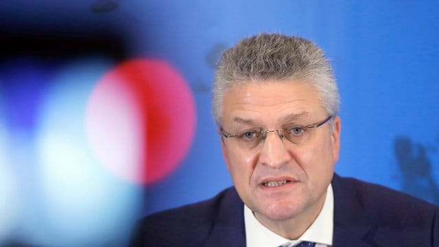 Lothar Wieler, Leiter des deutschen Robert-Koch-Instituts (RKI), bei einer Pressekonferenz zur Corona-Lage. Lothar Wieler, Leiter des deutschen Robert-Koch-Instituts (RKI), bei einer Pressekonferenz zur Corona-Lage.
