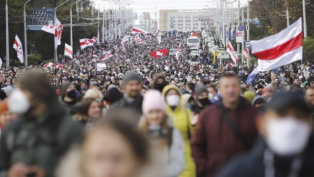 Demonstranten bei einem Protest der belarussischen Opposition in Minsk. Demonstranten bei einem Protest der belarussischen Opposition in Minsk.