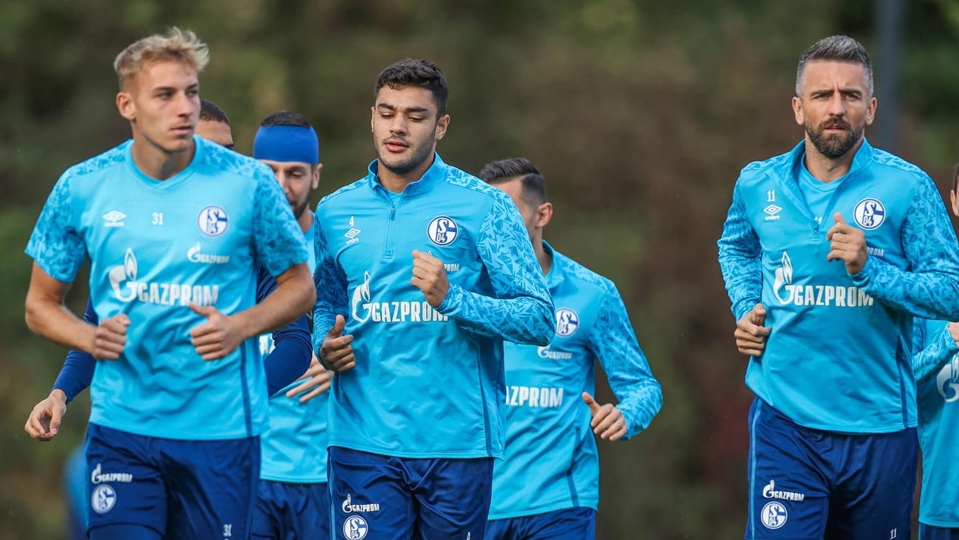 Besonders für junge Spieler wie Timo Becker und Ozan Kabak will Vedad Ibisevic (v.l.) als Vertrauensperson agieren.