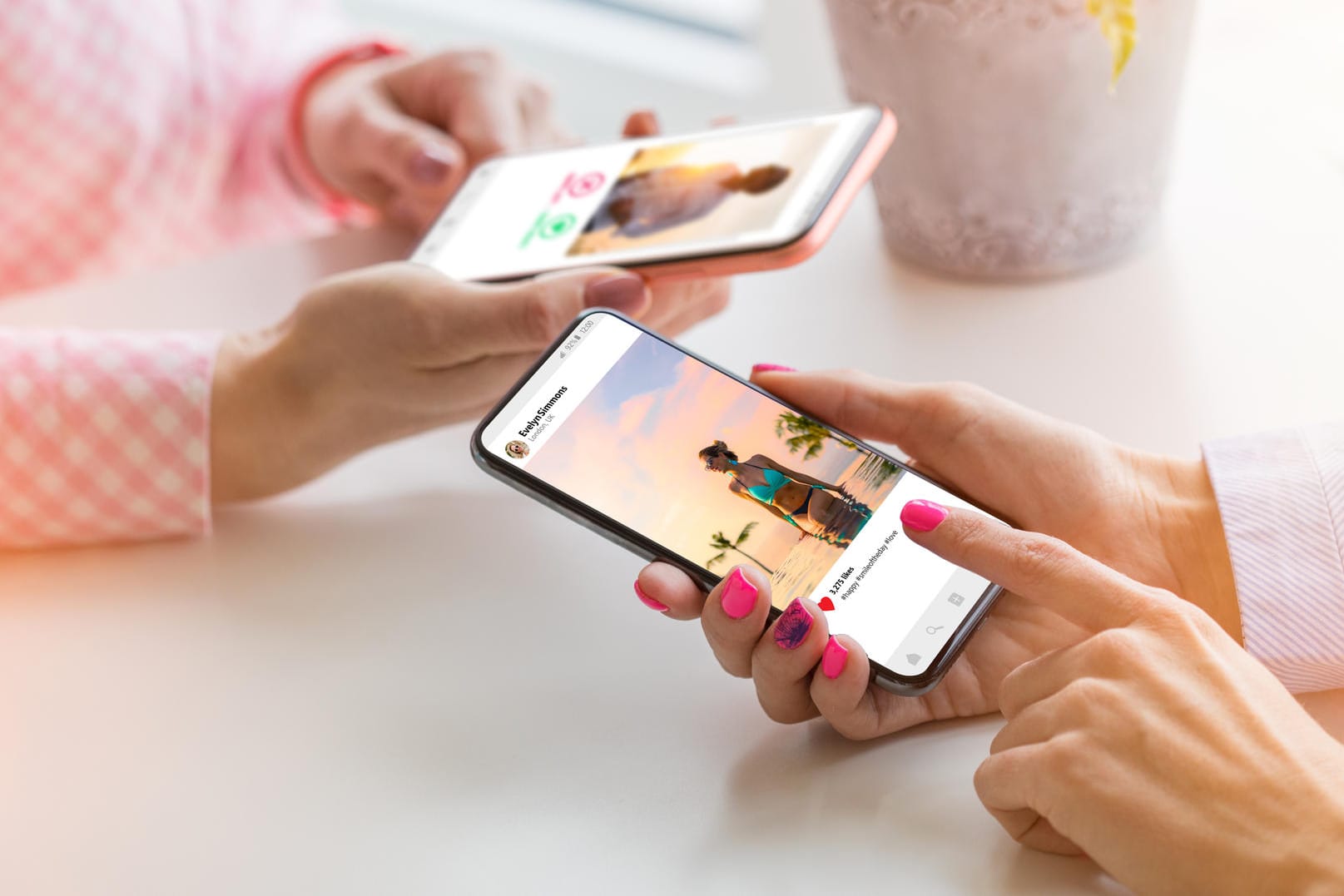 Zwei Frauen schauen sich Bilder auf Instagram an: Die Plattform scheint Fotos von gutaussehenden Menschen zu bevorzugen.