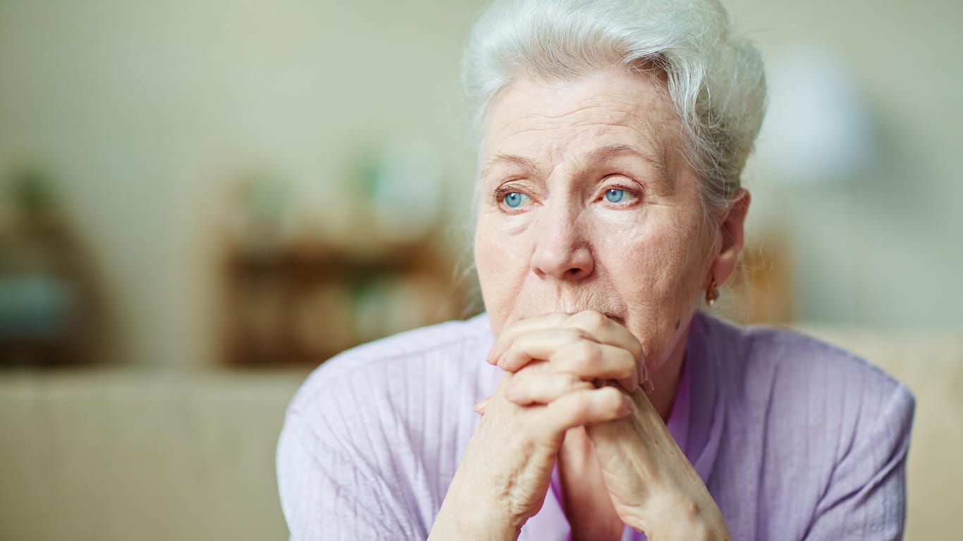 Besorgte Seniorin: Nach einem Herzinfarkt haben viele Menschen Probleme, in ihren Alltag zurückzufinden.