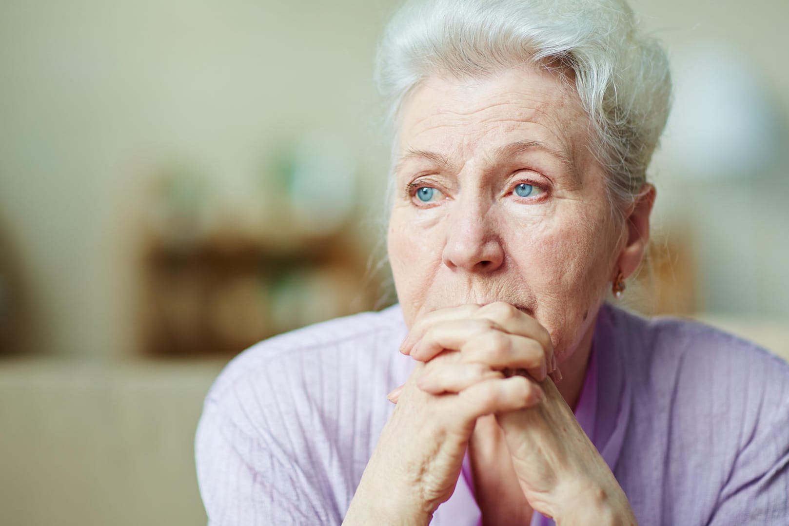 Besorgte Seniorin: Nach einem Herzinfarkt haben viele Menschen Probleme, in ihren Alltag zurückzufinden.