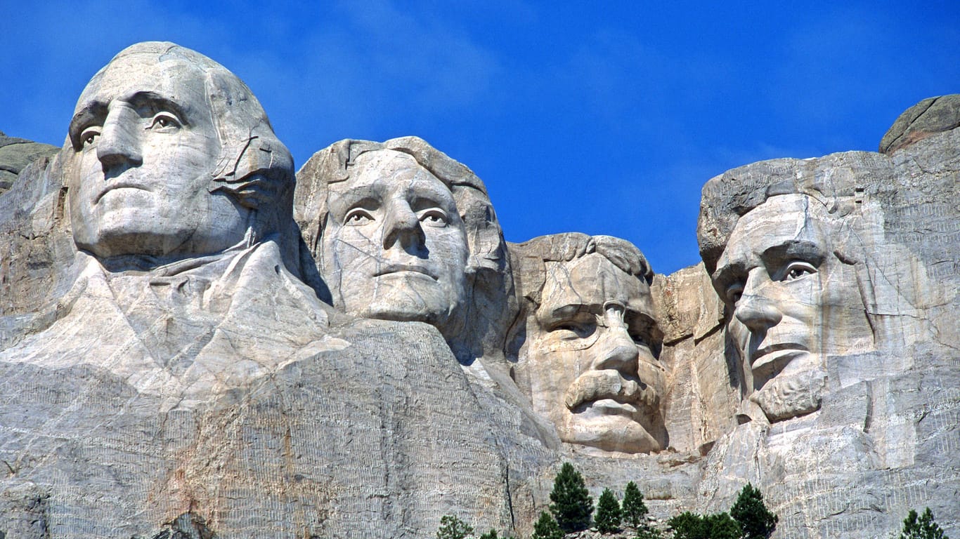 Mount Rushmore in South Dakota: In den Berg wurden die Porträtköpfe der US-Präsidenten George Washington, Thomas Jefferson, Theodore Roosevelt und Abraham Lincoln verewigt (v.l.n.r).