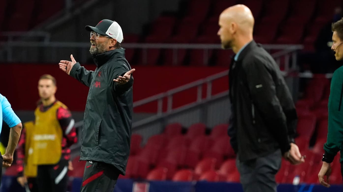 Jürgen Klopp (l.): Der Liverpool-Trainer war mit dem Rasen in Amsterdam nicht zufrieden.