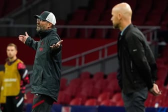 Jürgen Klopp (l.): Der Liverpool-Trainer war mit dem Rasen in Amsterdam nicht zufrieden.