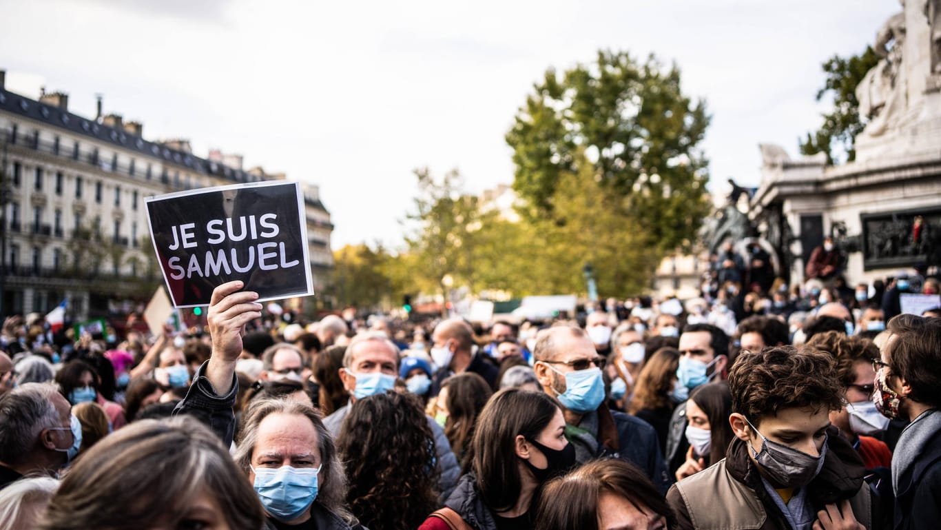 Demonstration in Paris: Ein Mann hält ein Schild mit der Aufschrift "Ich bin Samuel" als Zeichen der Solidarität mit dem getöteten Lehrer Samuel Paty.