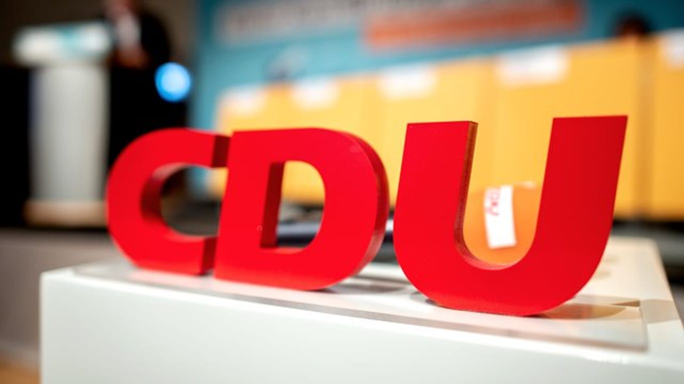 Das Logo mit den Buchstaben der CDU steht beim Kleinen Parteitag der CDU Niedersachsen im Weserbergland-Zentrum auf einem Rednerpult.