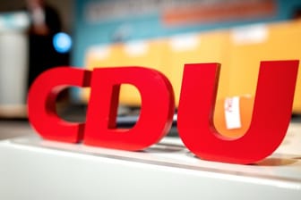 Das Logo mit den Buchstaben der CDU steht beim Kleinen Parteitag der CDU Niedersachsen im Weserbergland-Zentrum auf einem Rednerpult.