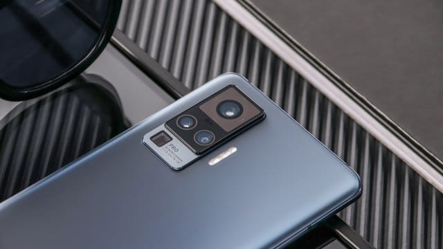 Ganz oben sitzt beim Vivo X51 5G die Hauptkamera, ganz unten die Periskop-Telekamera mit Fünffach-Zoom. Ganz oben sitzt beim Vivo X51 5G die Hauptkamera, ganz unten die Periskop-Telekamera mit Fünffach-Zoom.