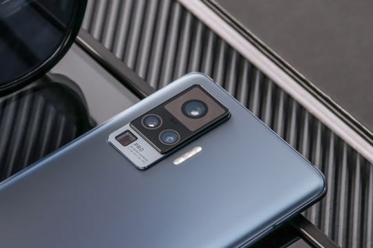 Ganz oben sitzt beim Vivo X51 5G die Hauptkamera, ganz unten die Periskop-Telekamera mit Fünffach-Zoom.