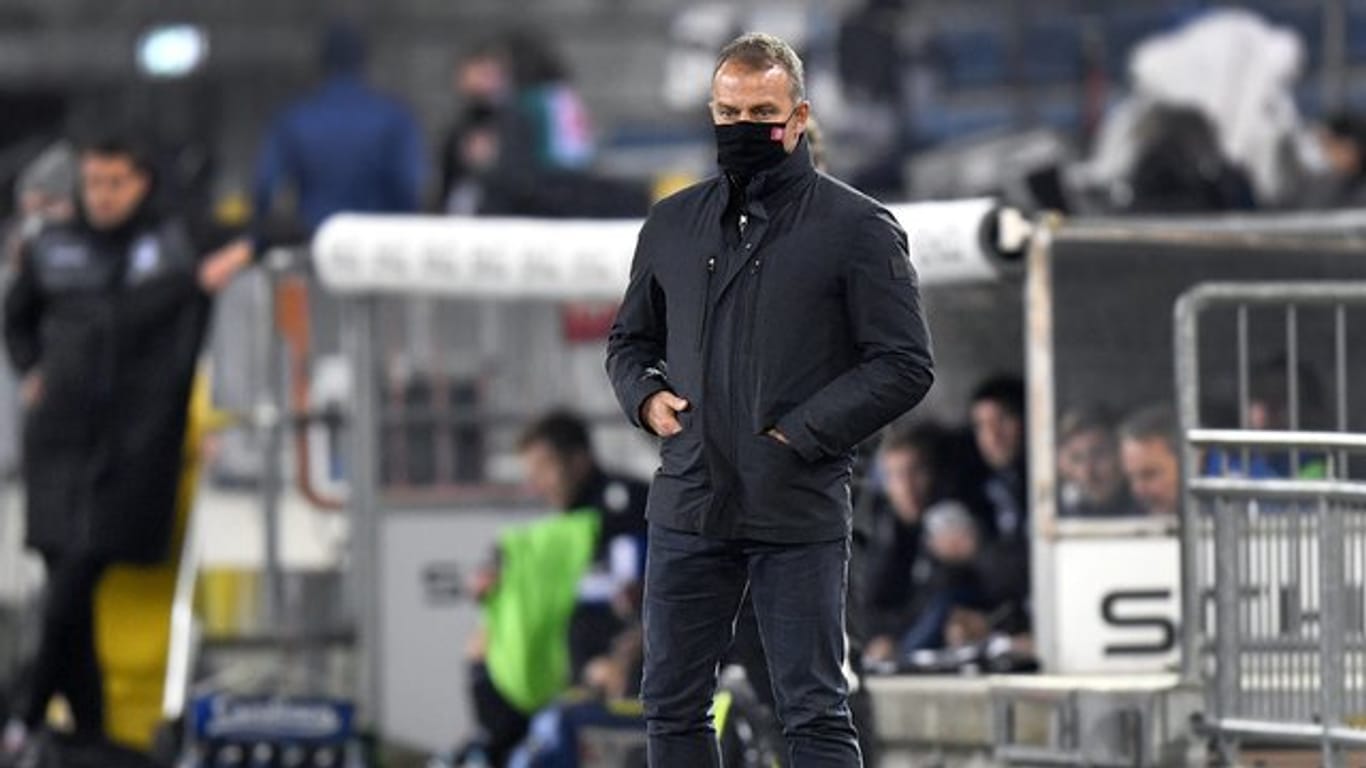 Bayern-Trainer Hansi Flick trägt am Spielfeldrand einen Mund-Nasen-Schutz.