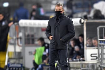 Bayern-Trainer Hansi Flick trägt am Spielfeldrand einen Mund-Nasen-Schutz.