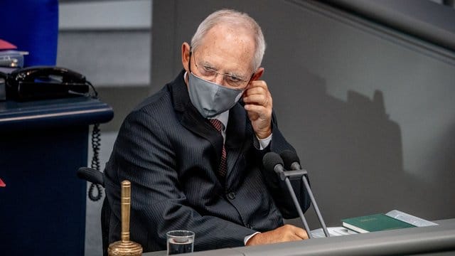 Wolfgang Schäuble (CDU), Bundestagspräsident, nimmt vor der Regierungsbefragung seine Maske ab. Wolfgang Schäuble (CDU), Bundestagspräsident, nimmt vor der Regierungsbefragung seine Maske ab.