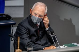 Wolfgang Schäuble (CDU), Bundestagspräsident, nimmt vor der Regierungsbefragung seine Maske ab.