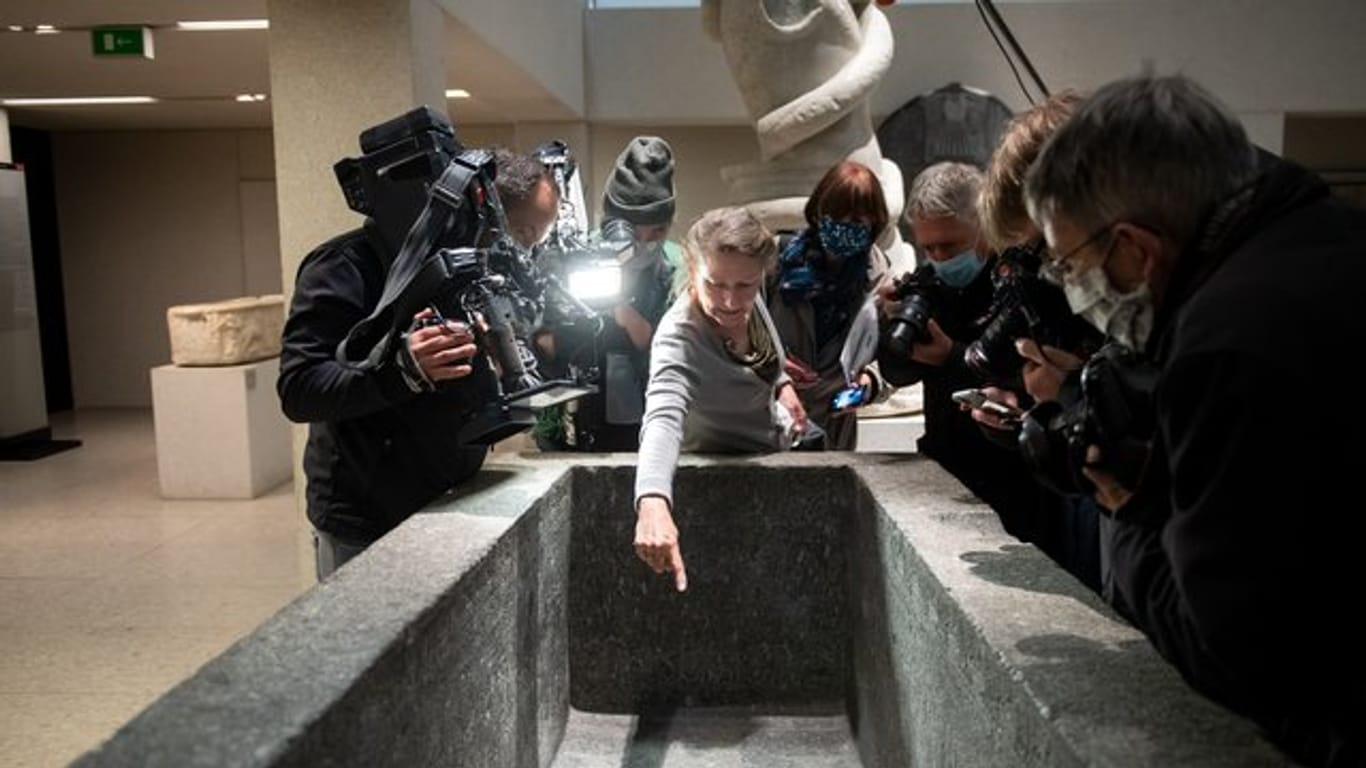 Friederike Seyfried, Direktorin des Ägyptischen Museums, zeigt Medienvertretern Spuren der Sachbeschädigungen im Neuen Museum.