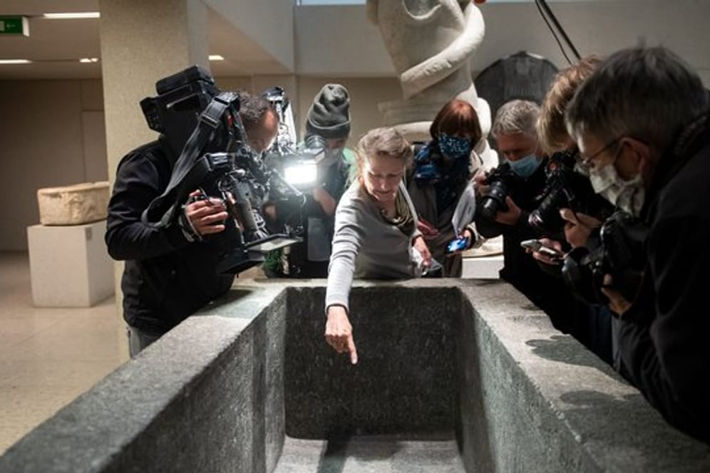 Friederike Seyfried, Direktorin des Ägyptischen Museums, zeigt Medienvertretern Spuren der Sachbeschädigungen im Neuen Museum.