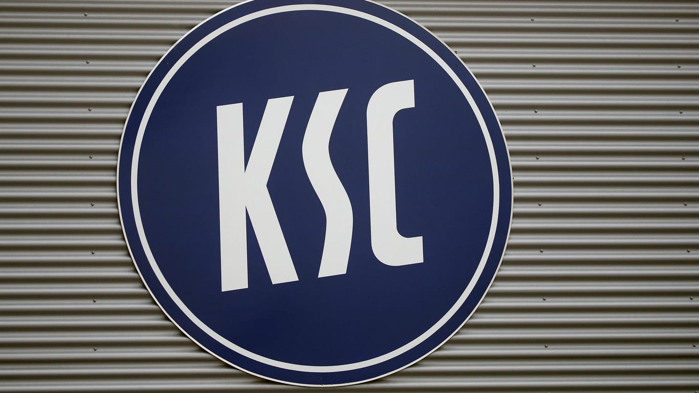 KSC-Logo an einer Wand: Der Verein hat in der ersten Woche seines Aktienverkaufs für Kleinanleger rund 250.000 Euro erlöst.