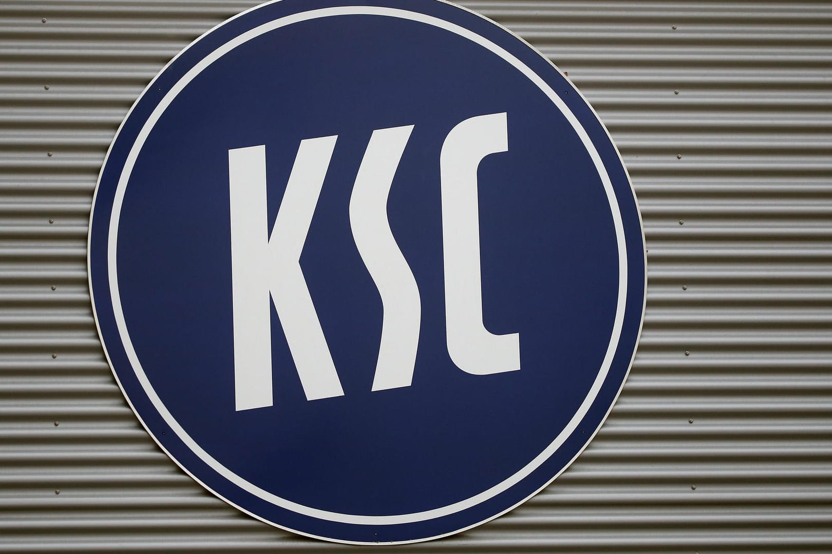 KSC-Logo an einer Wand: Der Verein hat in der ersten Woche seines Aktienverkaufs für Kleinanleger rund 250.000 Euro erlöst.