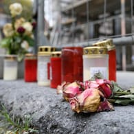 Blumen und Kerzen stehen an dem Ort der tödlichen Messerattacke in Dresden: Es mehrt sich die Kritik an den Behörden.