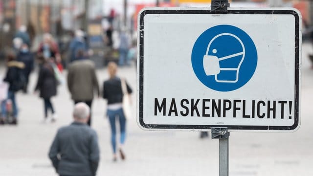 Ein Schild mit der Aufschrift "Maskenpflicht"