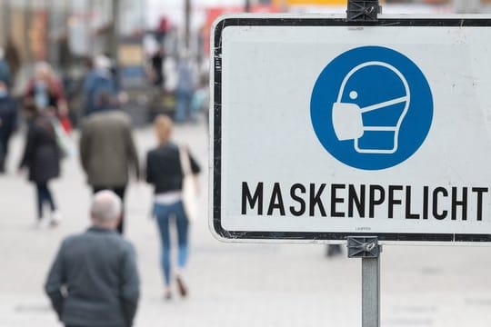 Ein Schild mit der Aufschrift "Maskenpflicht"