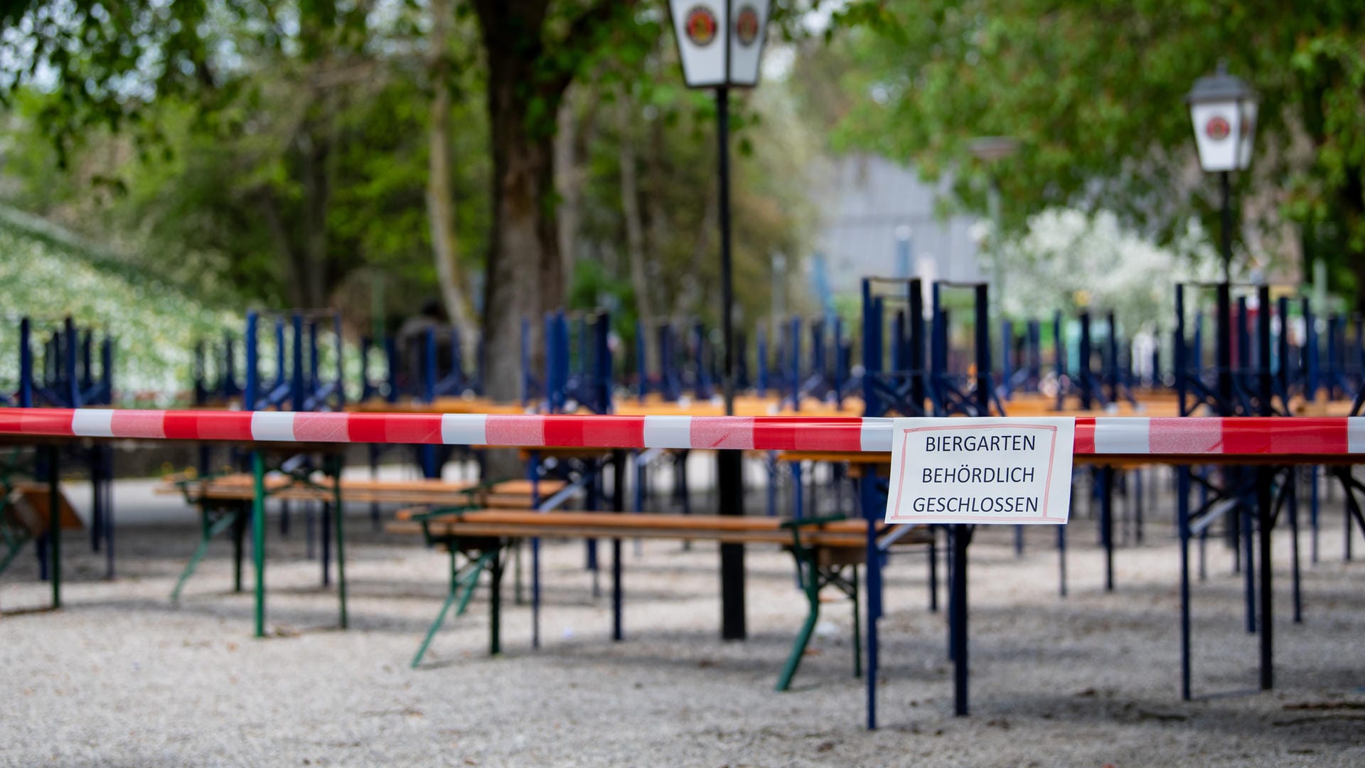 Geschlossener Biergarten im April 2020 (Archivbild): Was planen die Leser im Fall eines erneuten Lockdowns?