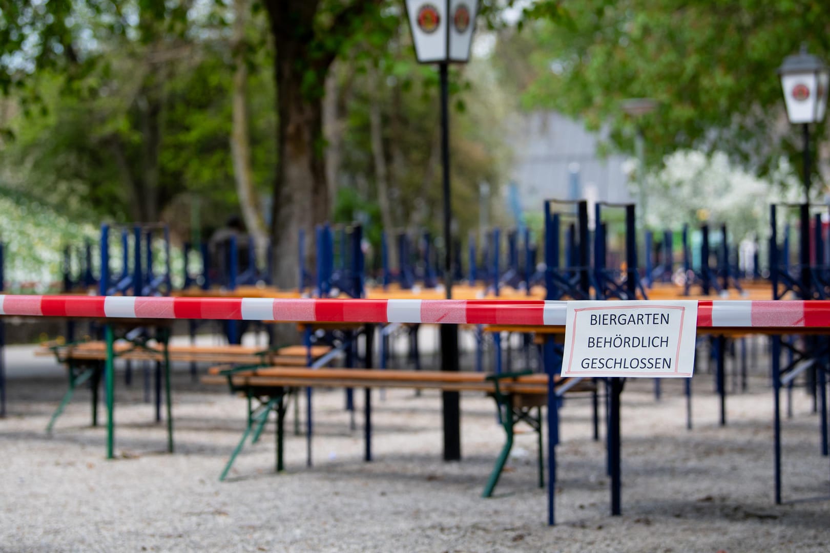 Geschlossener Biergarten im April 2020 (Archivbild): Was planen die Leser im Fall eines erneuten Lockdowns?