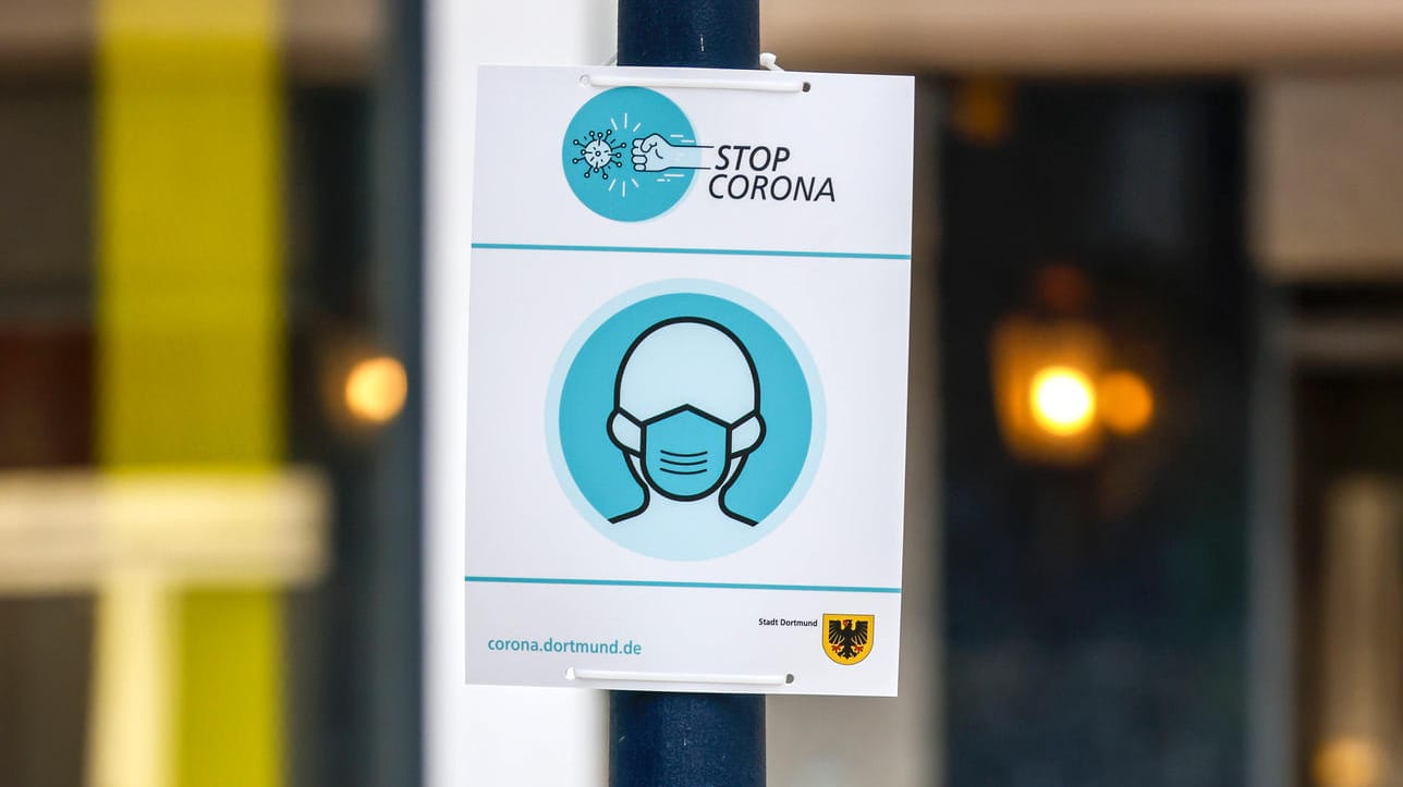 Ein Hinweisschild zur Maskenpflicht: In Dortmunder Einkaufsstraßen müssen Mund und Nase bedeckt werden. Ein Hinweisschild zur Maskenpflicht: In Dortmunder Einkaufsstraßen müssen Mund und Nase bedeckt werden.