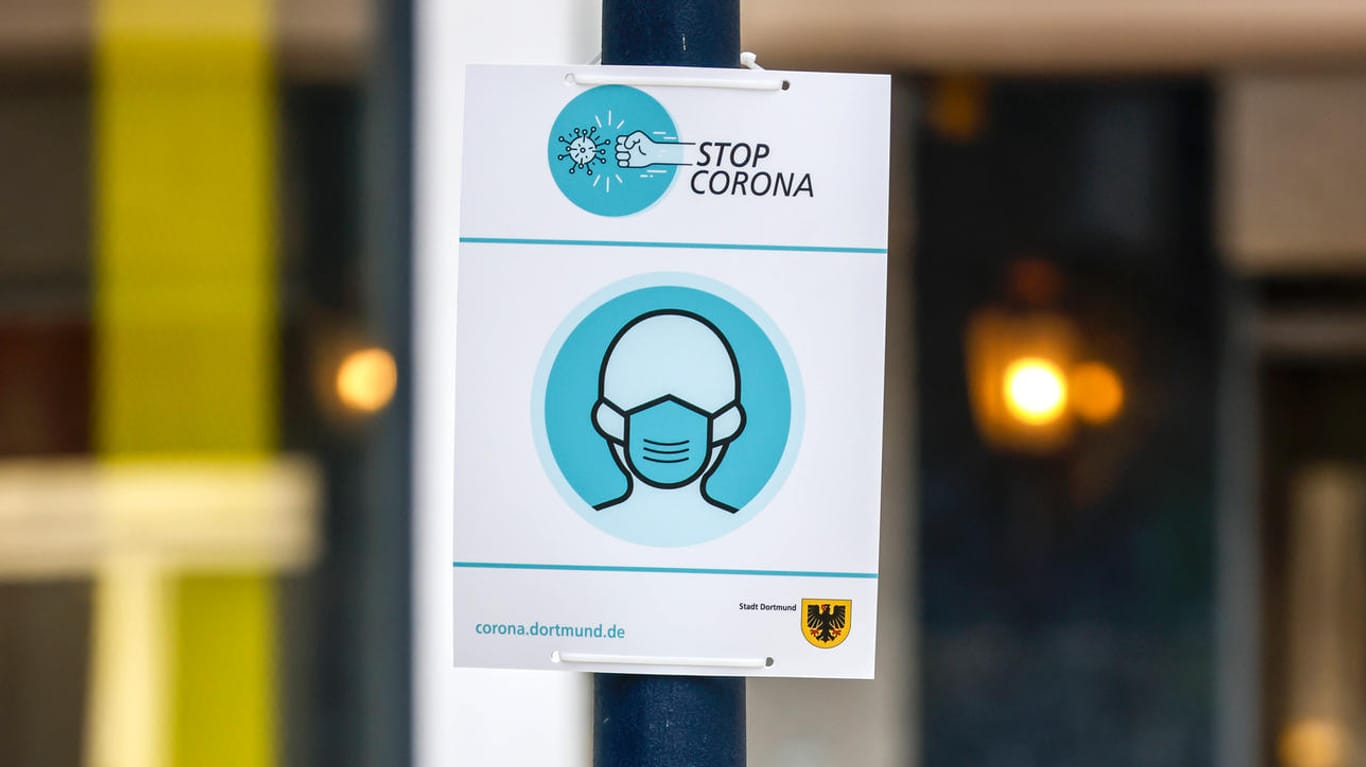 Ein Hinweisschild zur Maskenpflicht: In Dortmunder Einkaufsstraßen müssen Mund und Nase bedeckt werden.