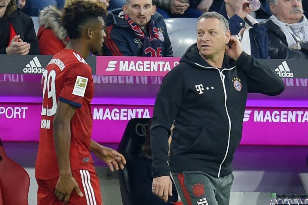 Bayern-Physio Bianchi (r.) mit Kingsley Coman: Nun soll sich der Teambetreuer mit dem Coronavirus infiziert haben.