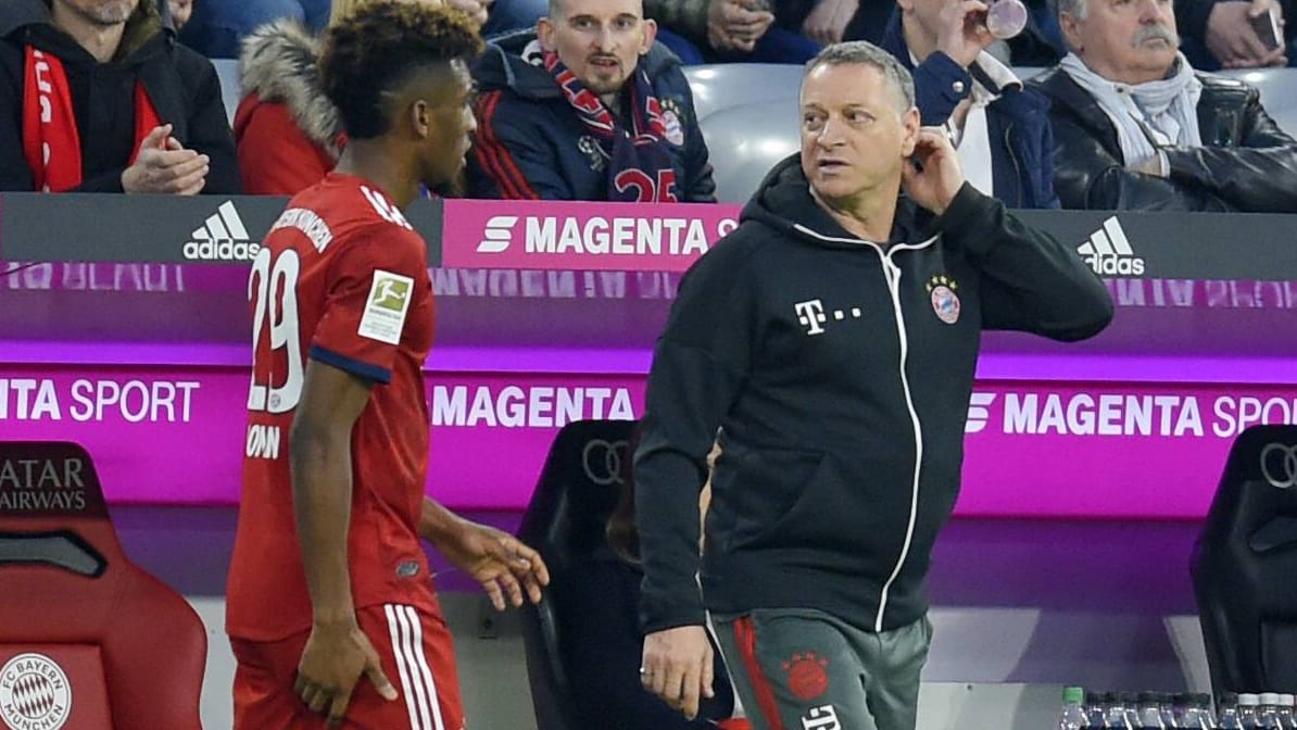 Bayern-Physio Bianchi (r.) mit Kingsley Coman: Nun soll sich der Teambetreuer mit dem Coronavirus infiziert haben.