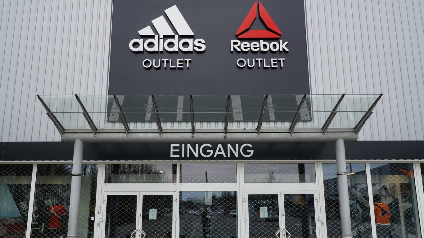 Ein Outlet-Geschäft von Adidas und Reebok (Symbolbild): Einem Bericht zufolge will Adidas Reebok verkaufen.