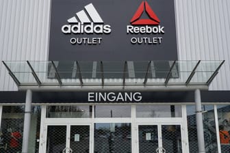 Ein Outlet-Geschäft von Adidas und Reebok (Symbolbild): Einem Bericht zufolge will Adidas Reebok verkaufen.