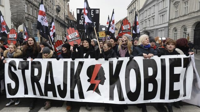 Schon 2018 wurde in Polen das Abtreibungsgesetz verschärft - damals gab es große Protestaktionen. Schon 2018 wurde in Polen das Abtreibungsgesetz verschärft - damals gab es große Protestaktionen.