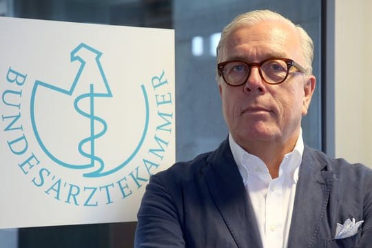 Klaus Reinhardt, Präsident der Bundesärztekammer, zweifelt am Nutzen von Alltagsmasken.